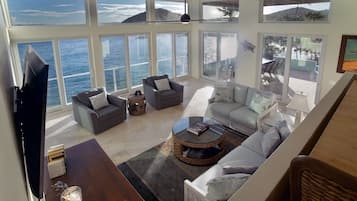 Smart-TV, bøker, musikkbibliotek og stereoanlegg