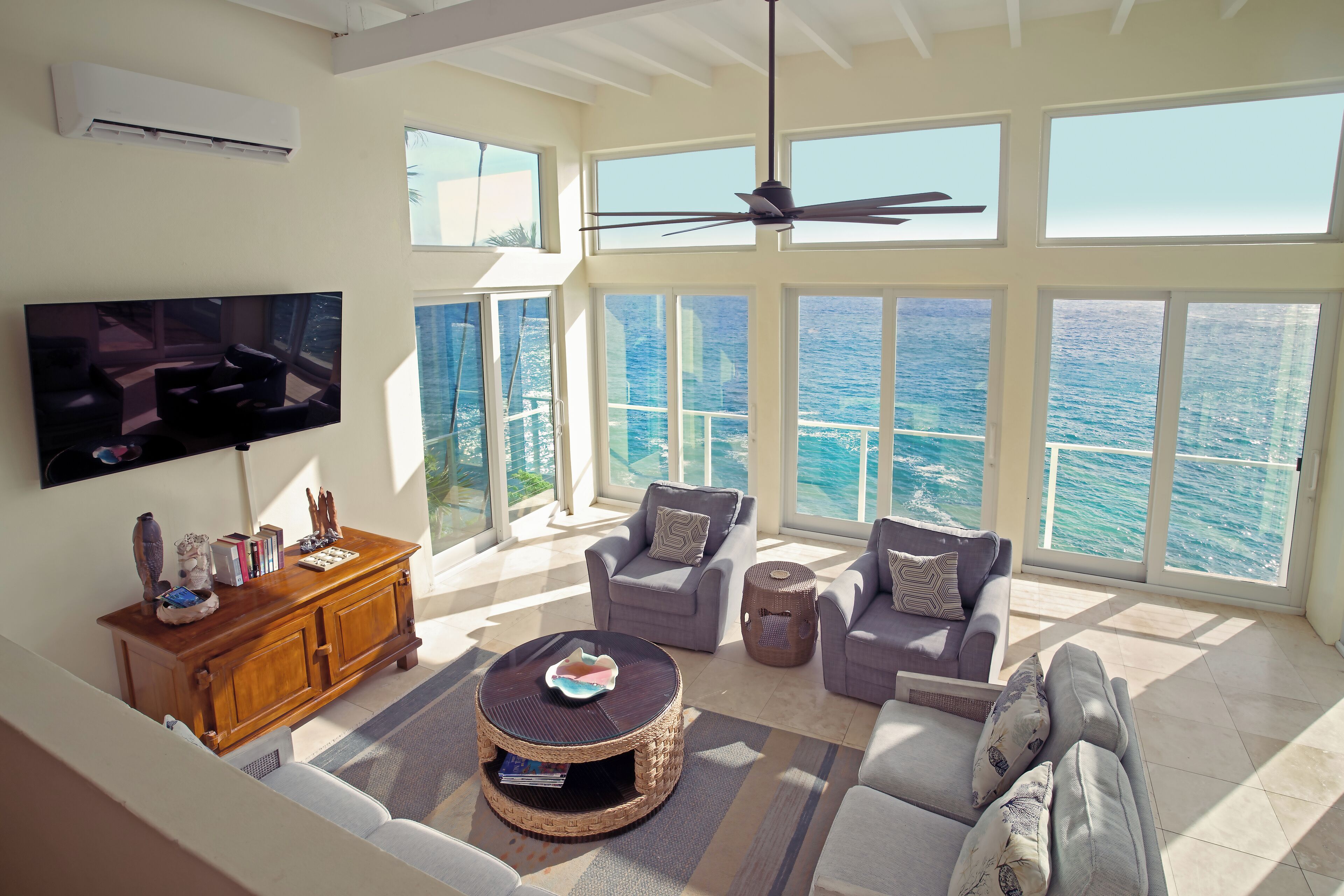 Een smart-tv, boeken, een muziekbibliotheek en een stereo