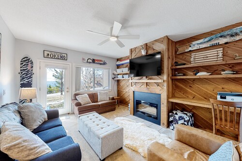 Ski-In/Out Condo with Mountain Views, and Washer/Dryer