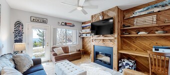 Ski-In/Out Condo with Mountain Views, and Washer/Dryer