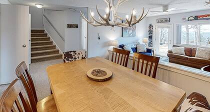 Ski-In/Out Condo with Mountain Views, and Washer/Dryer