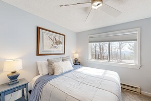 1 bedroom, free Internet, bed sheets - Ski-In/Out Condo with Mountain Views, and Washer/Dryer (Ludlow)