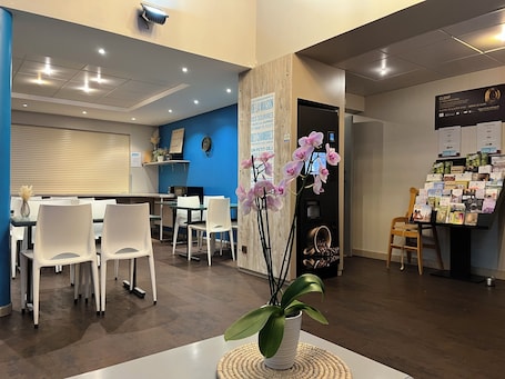 Desayuno continental diario (EUR 7.50 por persona). Kyriad Direct Macon Sud