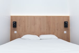 Escritorio, tabla de planchar con plancha y wifi gratis 