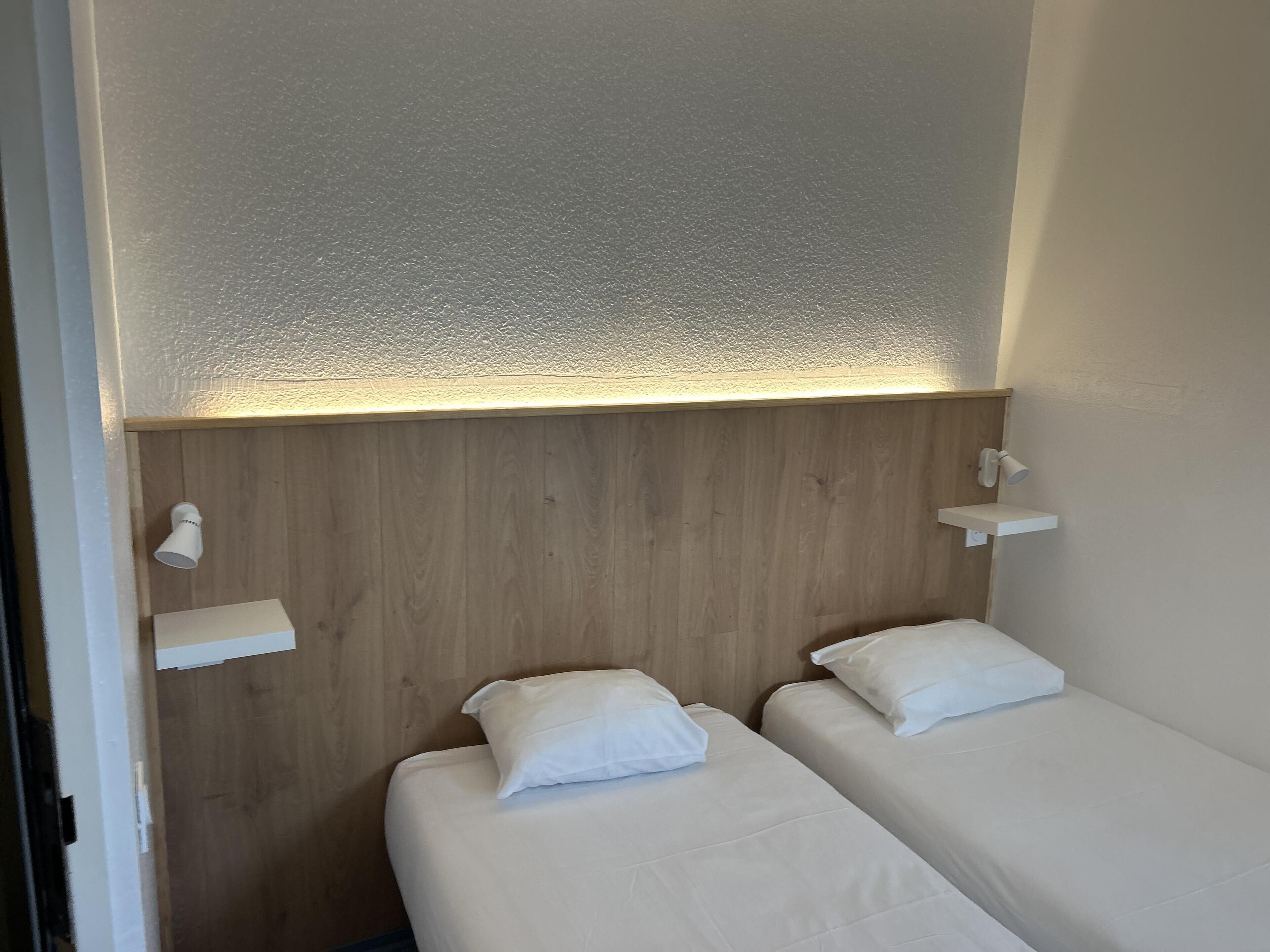 مكتب ومكواة/لوح كي وواي فاي مجانًا وتسهيلات لدخول الكراسي المتحركة