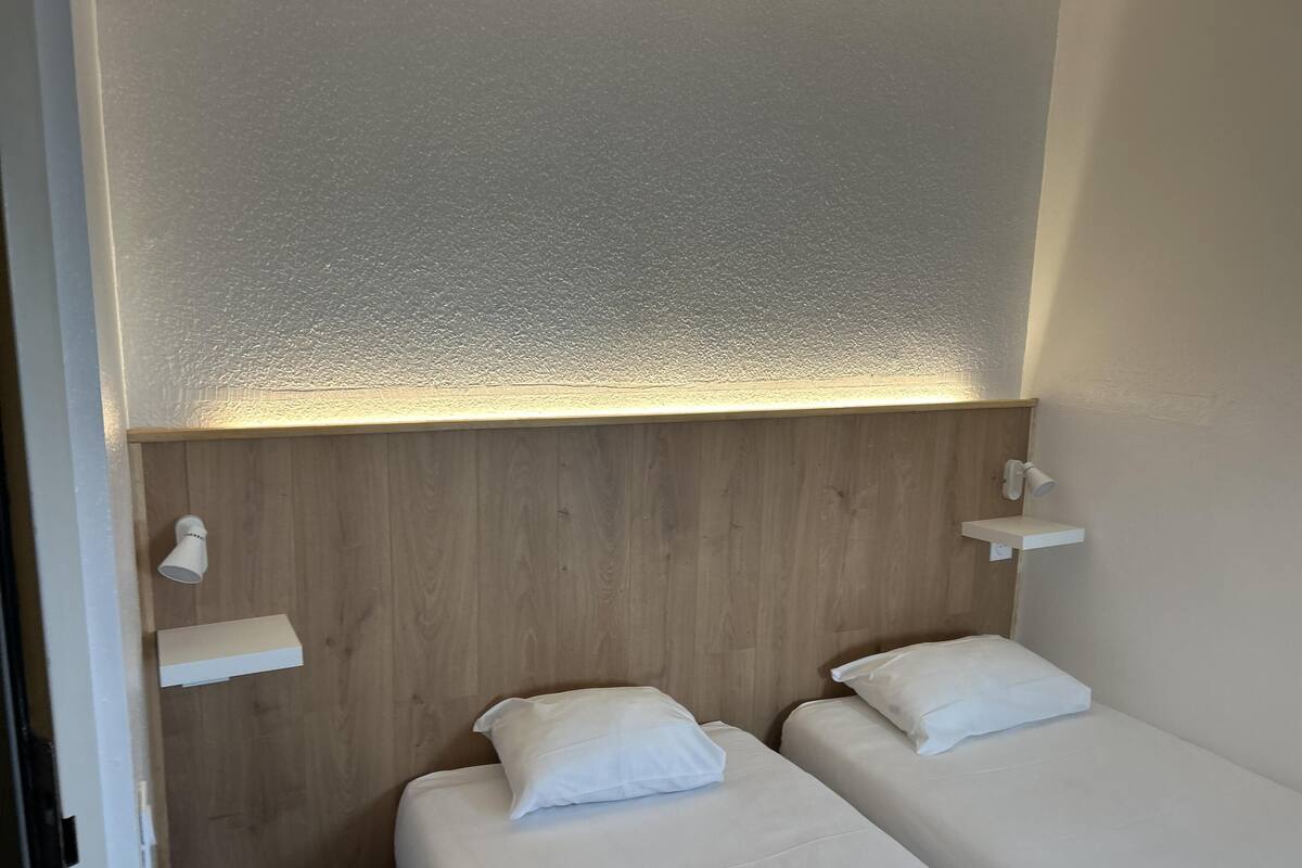 مكتب ومكواة/لوح كي وواي فاي مجانًا وتسهيلات لدخول الكراسي المتحركة