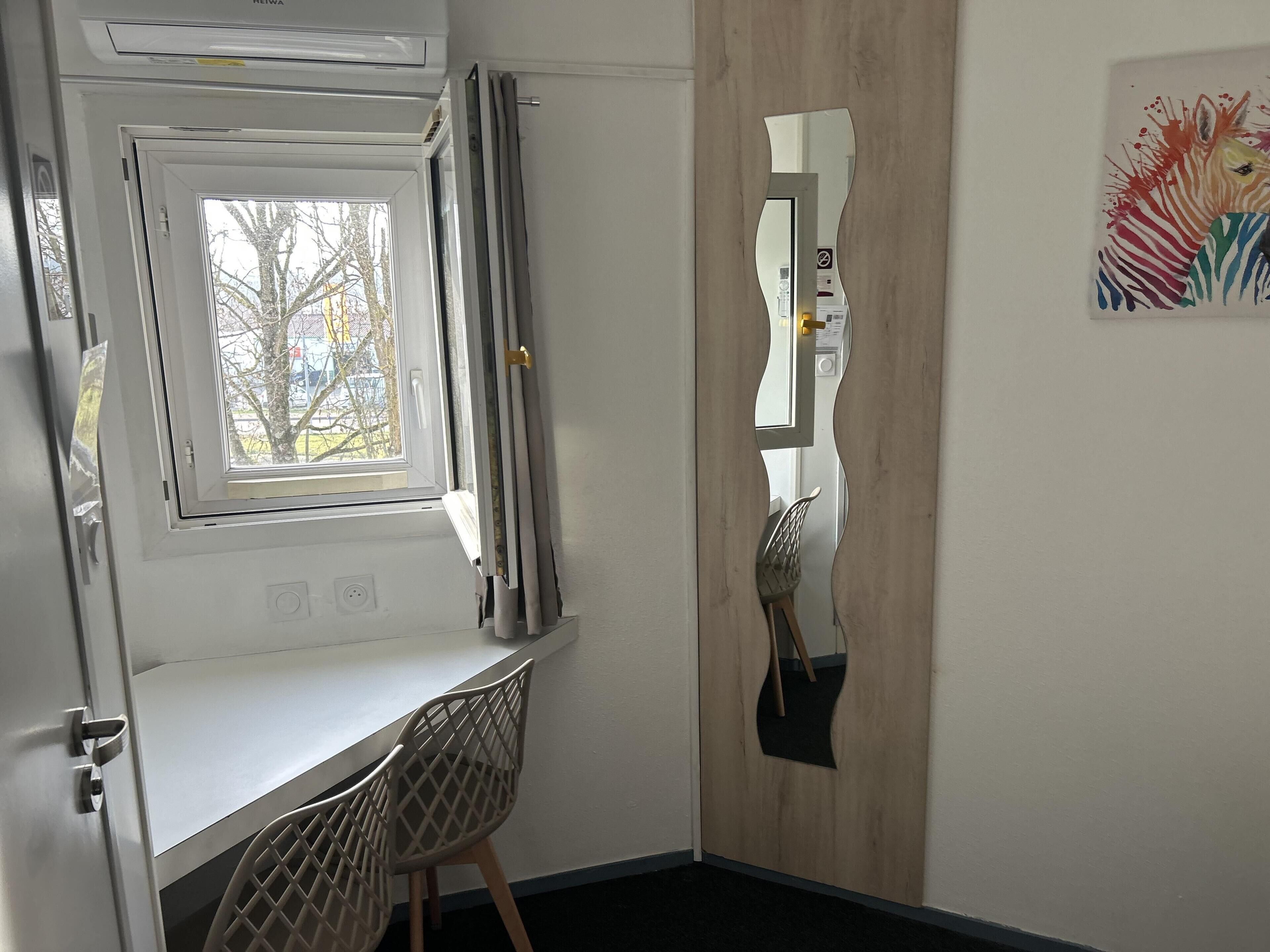 Escritorio, tabla de planchar con plancha y wifi gratis 