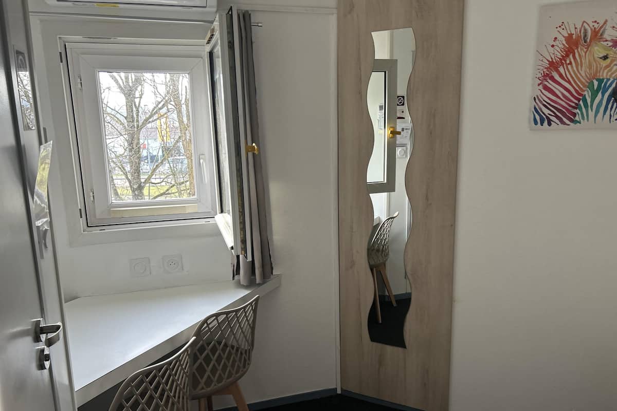 Escritorio, tabla de planchar con plancha y wifi gratis