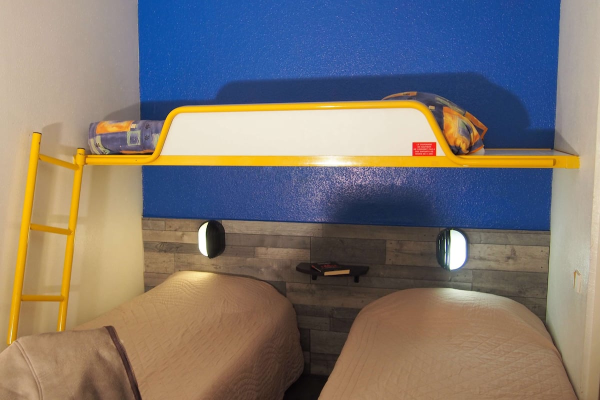 Standard Room, 3 Twin Beds | Desk, iron/ironing board, free WiFi