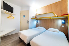 标准房, 3 张单人床 | 办公桌、熨斗/熨衣板、免费 WiFi