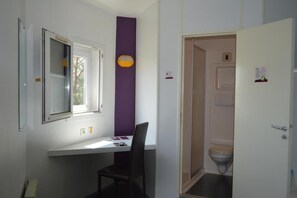 Desk, iron/ironing board, free WiFi - Kyriad Direct Macon Sud (Chaintre)