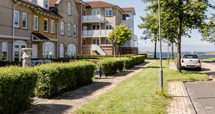 Vacation home on the lock platform on the waterfront
