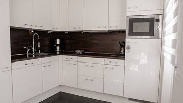 Een koelkast, een magnetron, een oven, een kookplaat