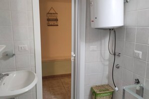 Departamento, 2 camas Queen size | Baño | Regadera y toallas 