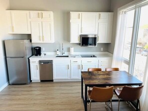 Refrigerador, microondas, placa de cocina, lavavajillas