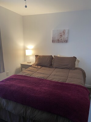 1 slaapkamer, een strijkplank/strijkijzer, gratis wifi, beddengoed