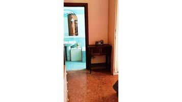 Duschwanne, Haartrockner, Bidet, Handtücher