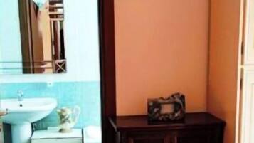 Duschwanne, Haartrockner, Bidet, Handtücher