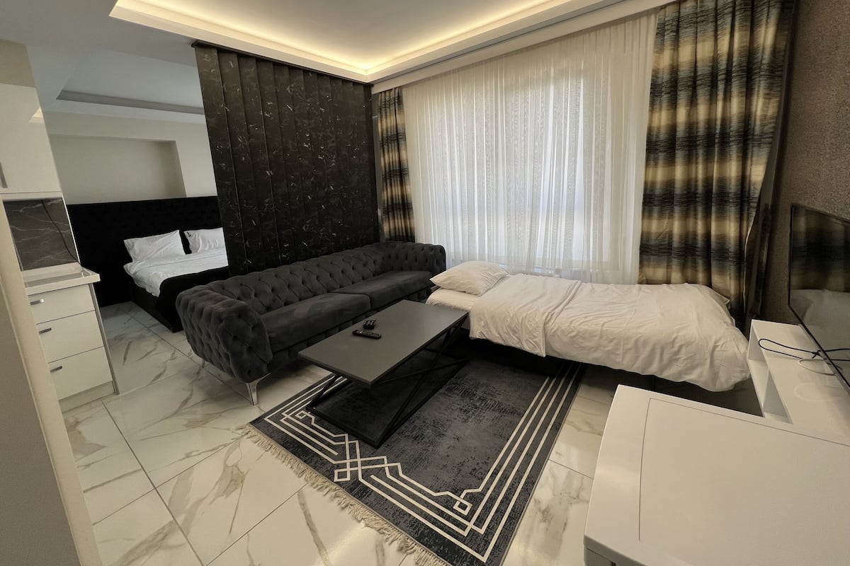 Family Triple Room | Peralatan tempat tidur premium, bar mini, meja