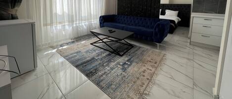 Ropa de cama de alta calidad, minibar y escritorio