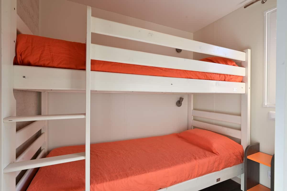 Bungalou jĂșnior | 1 dormitori, wifi gratuĂŻta i roba de llit