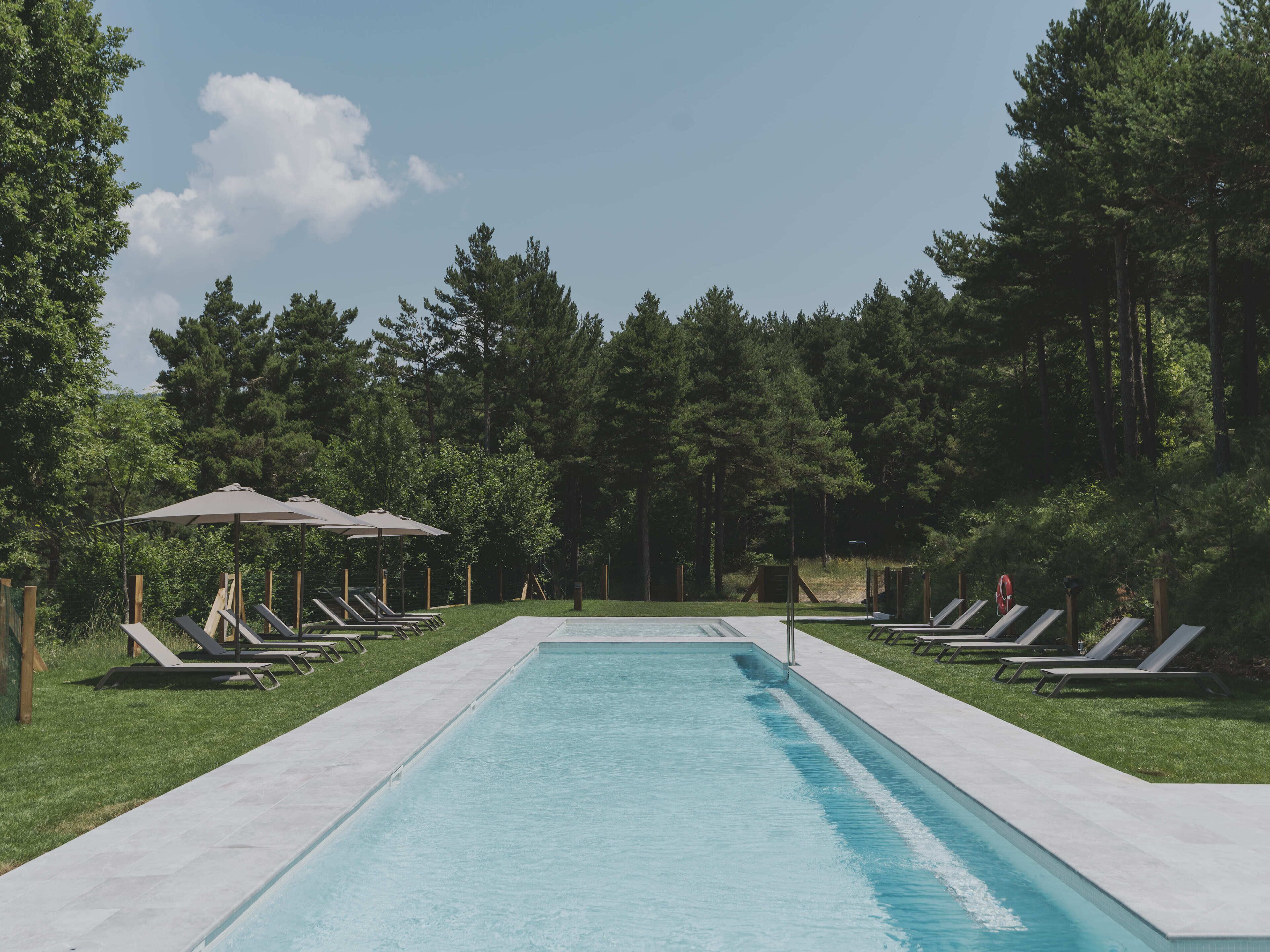 Kolam renang indoor dan kolam renang outdoor musiman