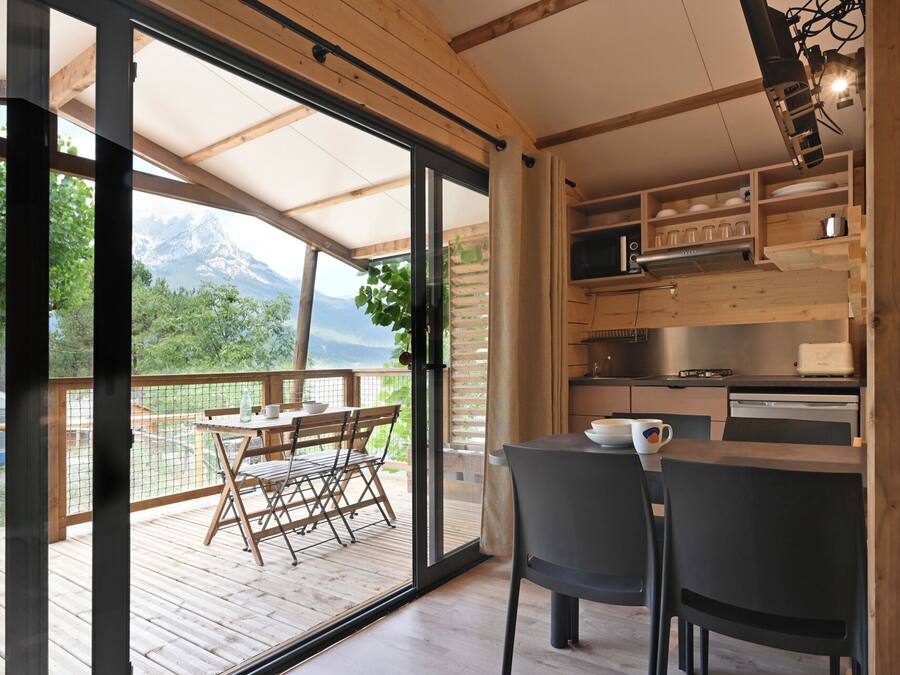 Romanttinen bungalow | Oleskelualue | Pöytätennispöytä