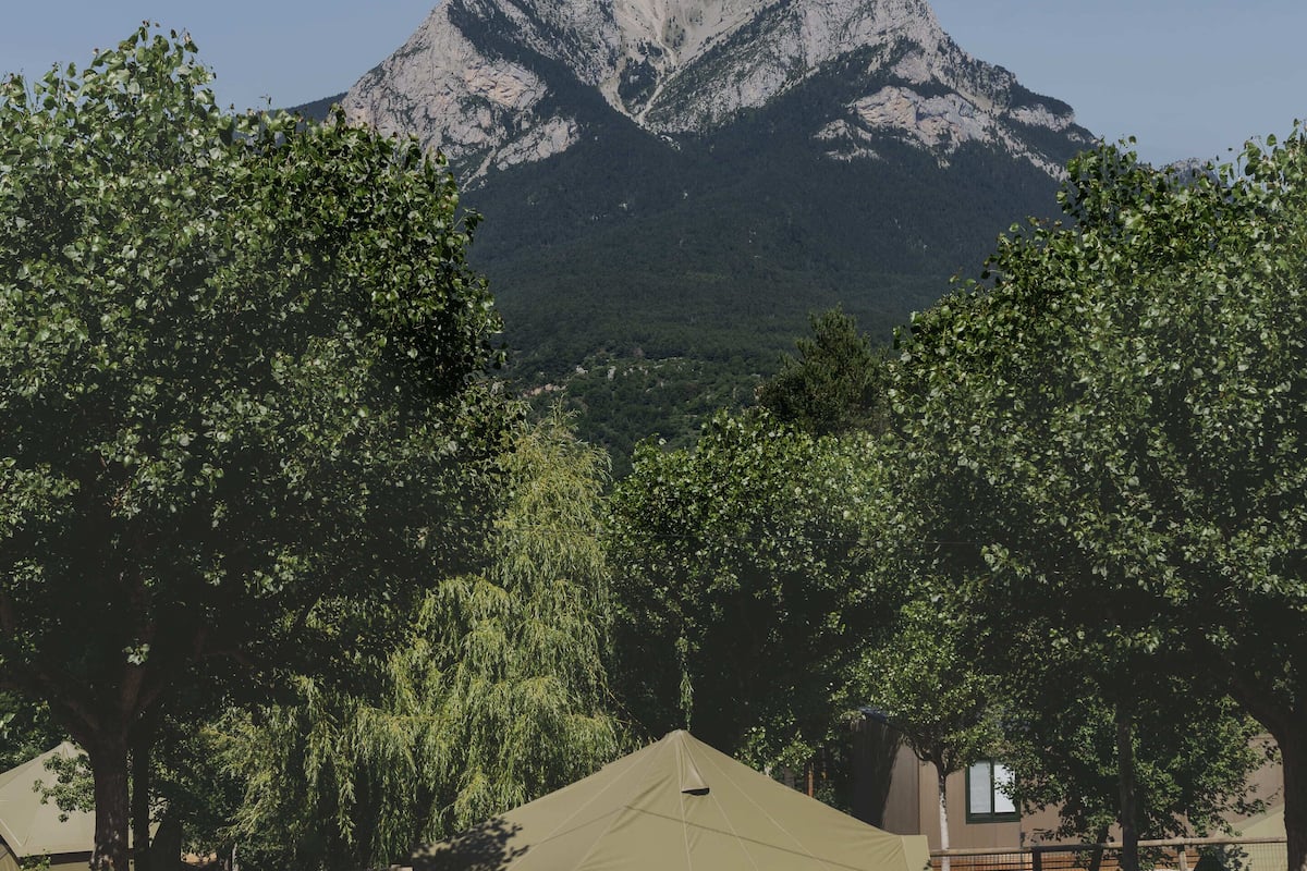 Tenda de campanya bĂ sica | 1 dormitori, wifi gratuĂŻta i roba de llit