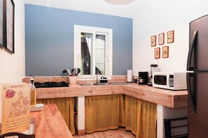 Kylskåp, mikrovågsugn, spishäll och kaffe- och tebryggare