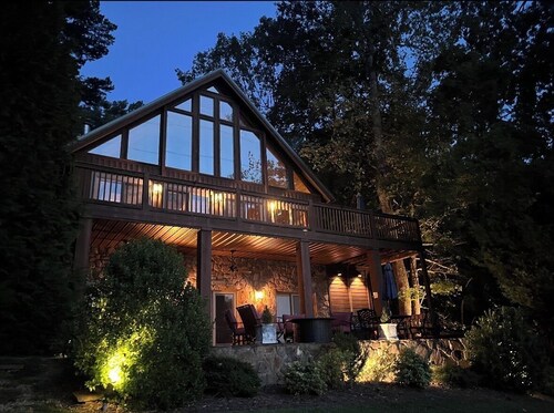 Beautiful and spacious home near Warpath Landing with hot tub and dock!