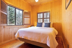 6 bedrooms, iron/ironing board, WiFi, bed sheets