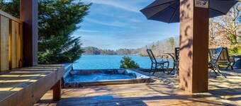 Beautiful and spacious home near Warpath Landing with hot tub and dock!
