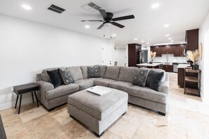 Smart TV, Hulu, tavolo da calcetto, servizi in streaming