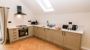 Cottage | Private kitchen | Fridge, dishwasher, electric kettle, toaster