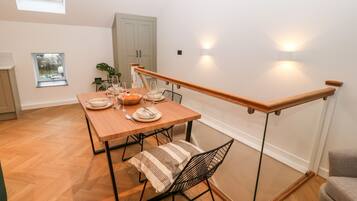Cottage | Private kitchen | Fridge, microwave, dishwasher, electric kettle
