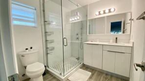 Douche, séchoir à cheveux, serviettes fournies, savon