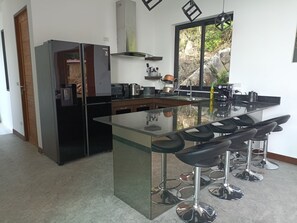 Fridge, microwave, oven, stovetop - A luxury, modern and stylish sea view villa - 400 meters to the beach (Koh Phangan)
