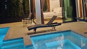 A modern house with a swimming pool, a bedroom with a bed and curtains, and a lounge area with chairs. - A luxury, modern and stylish sea view villa - 400 meters to the beach (Koh Phangan)