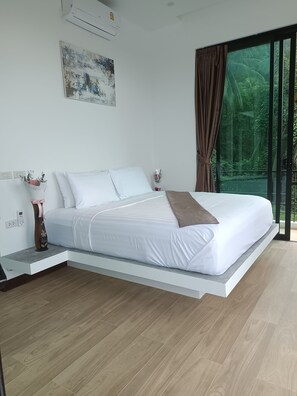 3 chambres, coffres-forts dans les chambres, lit parapluie