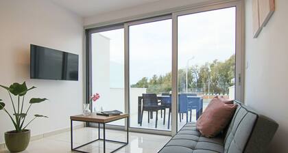 Phaedrus Living: Seaside Luxury Flat Harbour 104