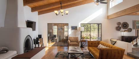 Smart-tv, een open haard, boeken en een printer