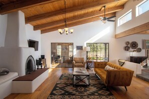 Smart TV, chimenea, libros y impresora 