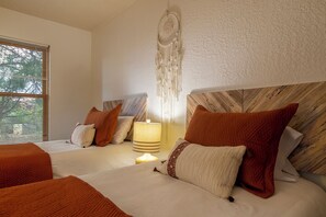 3 bedrooms, desk, iron/ironing board, free WiFi