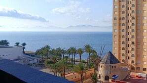Une vue sur la côte, avec un bâtiment abritant un restaurant et offrant une vue sur la mer.