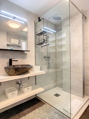 Shower, hair dryer, towels