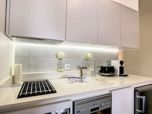 Réfrigérateur, micro-ondes, plaque de cuisson, lave-vaisselle