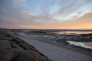 Beach nearby, sun loungers, beach towels
