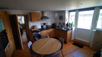 Een koelkast, een microgolfoven, een oven, een kookplaat