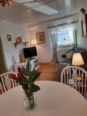 Dining - Vacation apartment Wiesensee in the historic farmhouse. Vacation with a dog! (Pottum)