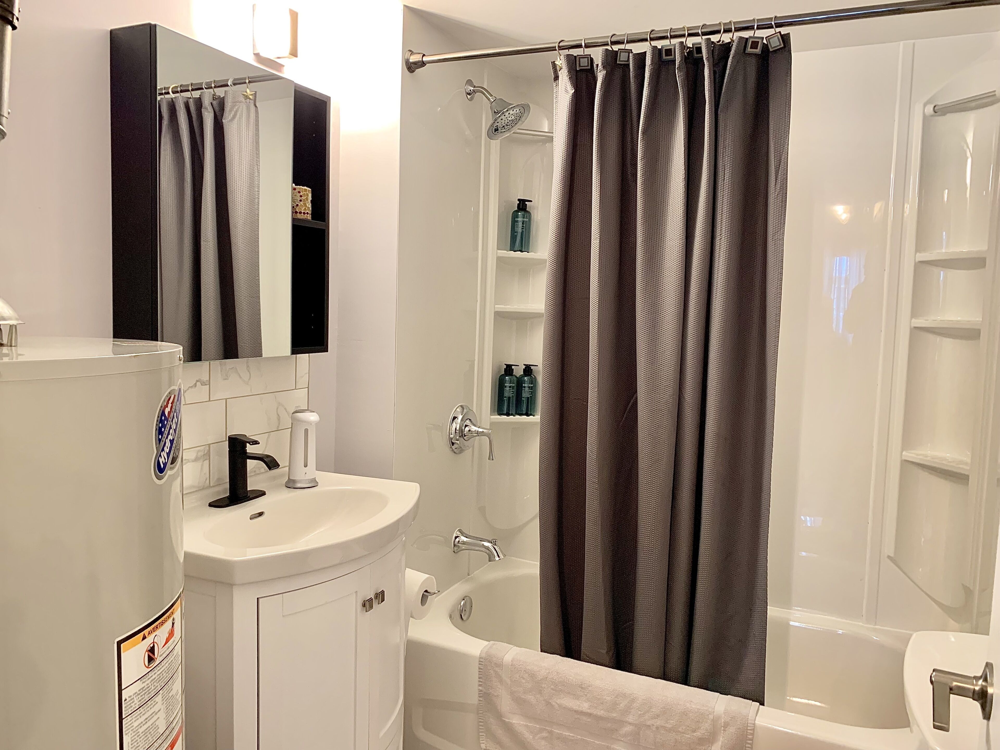 Ensemble douche/baignoire, sèche-cheveux, serviettes fournies, savon